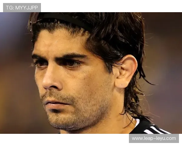 颜值与实力兼备的足球球星头像精选集 球场上的帅气风采与个人魅力展现